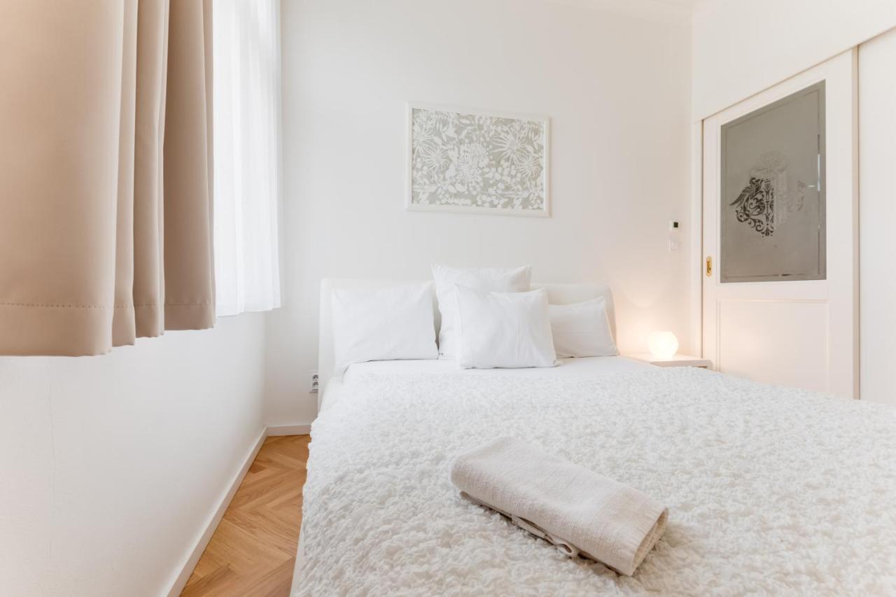 Friendly Apartments In Прага Экстерьер фото